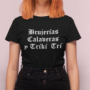 Brujerías, Calaveras y Tríkí Trí Unisex T-shirt, Halloween, Trick or Treat, Latinas, Spanish, Latino, Spanish, Bruja, Orange, Fall, Scary