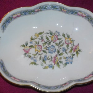 Royal Worcester fine bone china trinket dish with gold surround and flower style detail - sweetie bon bon jewellery dish