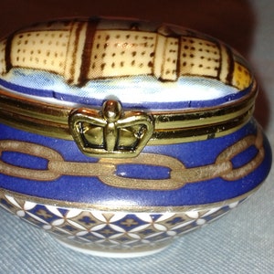 Del Prado hand-finished gilt-decorated little porcelain pot with image of the Alcázar de Toledo