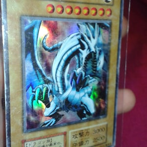 Giapponese YuGiOh 89631139 Blue Eyes White Dragon olografico anime da collezione lucido che gioca a carte da battaglia