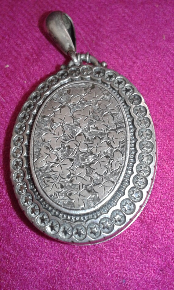 A Victorian pure silver hand etched engraved lock… - image 4