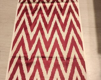 Può includere: Tessuto ikat rosso e bianco con un motivo a chevron. Il tessuto è tessuto con una lucentezza sottile e ha una sensazione morbida e lussuosa.