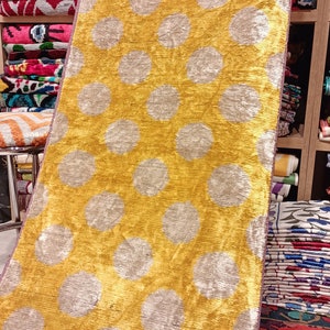 Handgewebter gelber Ikat Samtstoff - usbekisches Polka Dot Design Meterware