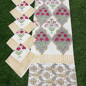 Copertina rettangolare e tovaglioli coordinati con motivo floreale con fondo a fiori · Stampa a blocchi di puro cotone realizzata e stampata a mano.