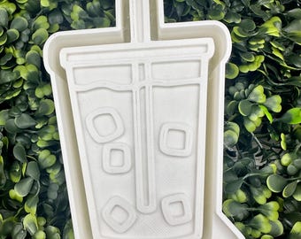 Może przedstawiać: Biała plastikowa foremka do ciasteczek w kształcie kubka z boba tea z rurką i kostkami lodu.