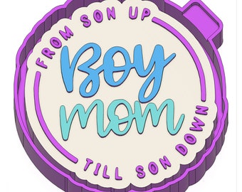 Może przedstawiać: Okrągła foremka do ciasteczek w kolorze fioletowym i białym z napisem "From Son Up Boy Mom Till Son Down" w kółku.