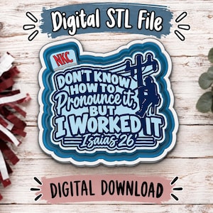 Può includere: Un file STL digitale multistrato blu e bianco con la sagoma di un operaio su un palo della luce. Il testo recita: NKC, DON'T KNOW HOW TO PRONOUNCE IT, BUT I WORKED IT e Isaias 26'. Si tratta di un download digitale.