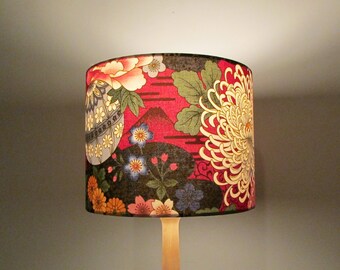 Abat-jour en tissu japonais à fleurs rouges | Abat-jour tambour de luxe fait main en différentes tailles | Suspension, lampe de table et lampadaire.