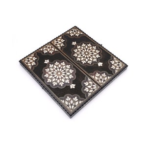 Peut inclure: Un plateau de jeu de backgammon en bois noir incrust&eacute; de nacre. Le plateau est ferm&eacute; et pr&eacute;sente des motifs g&eacute;om&eacute;triques complexes.