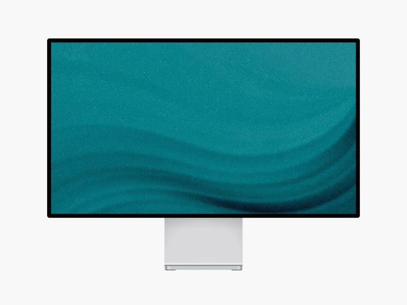 Pu&ograve; includere: Un monitor per computer con una sottile cornice nera e un supporto argentato. Lo schermo mostra una grafica digitale con un motivo ondulato e testurizzato in tonalit&agrave; verde acqua e blu scuro, creando un effetto visivo fluido e astratto.