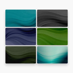 Pu&ograve; includere: Una collezione di sei cartoline rettangolari con motivi a onde astratti. I design includono sfumature di verde acqua, grigio scuro, blu profondo, verde vivace, verde oliva e una transizione dal ciano chiaro al blu scuro, con una texture.