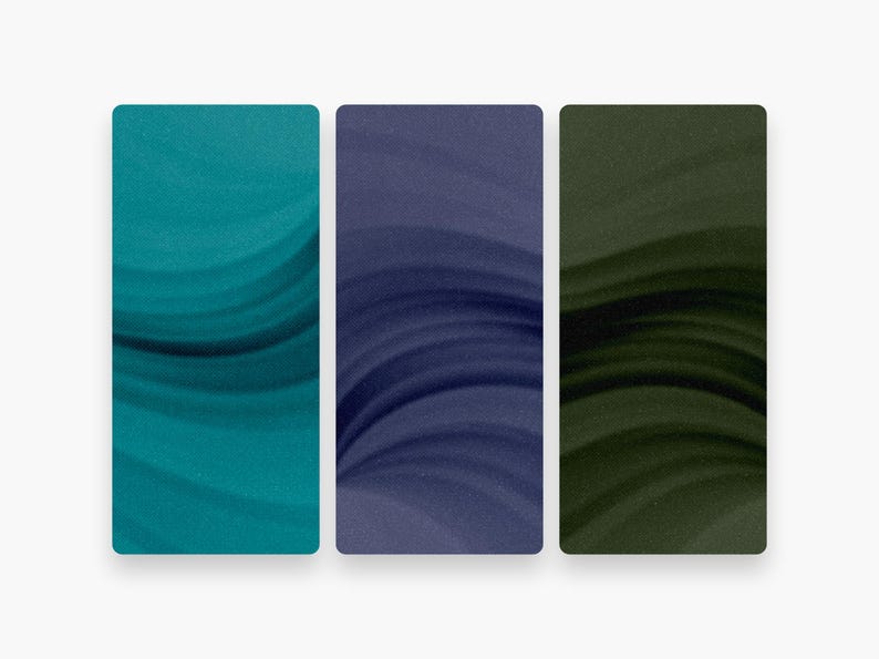Pu&ograve; includere: Tre pannelli rettangolari caratterizzati da un motivo a onde lisce e fluide. Il primo pannello &egrave; di un vibrante color ottanio, il secondo &egrave; di un viola profondo e tenue, e il terzo &egrave; di un verde bosco scuro. Ogni pannello presenta una texture.