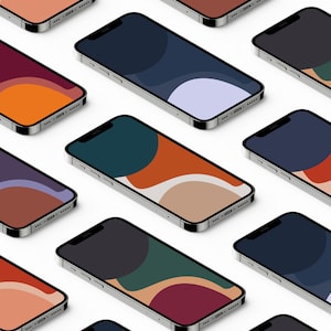 Może przedstawiać: Kilka smartfonów ze srebrnymi ramkami, każdy z innym abstrakcyjnym tłem. Projekty przedstawiają zakrzywione kształty w odcieniach pomarańczowego, niebieskiego, zielonego i bordowego. Telefony są ułożone na białym tle.