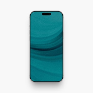 Pu&ograve; includere: Uno smartphone con una sottile cornice metallica e angoli arrotondati, caratterizzato da uno schermo color verde acqua scuro con un motivo a onde sottile e fluido. Il dispositivo presenta un piccolo ritaglio a forma di pillola nella parte superiore.