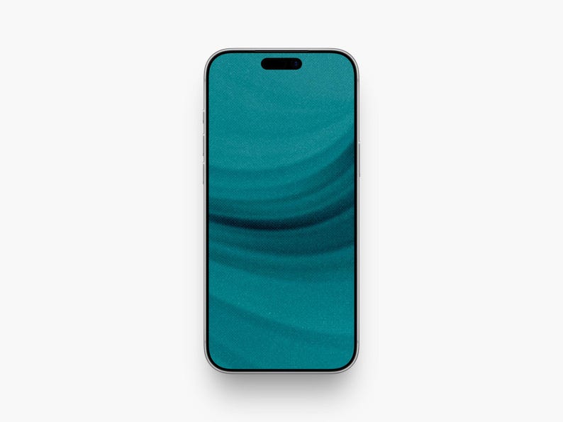 Pu&ograve; includere: Uno smartphone con una sottile cornice metallica e angoli arrotondati, caratterizzato da uno schermo color verde acqua scuro con un motivo a onde sottile e fluido. Il dispositivo presenta un piccolo ritaglio a forma di pillola nella parte superiore.