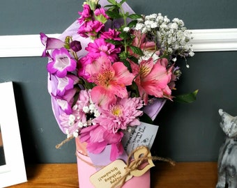 Fresh real flowers with FREE engraved personalised message. Send flowers | Flower delivery | pinks pretty flowers |