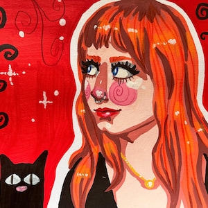 Puede incluir: Una pintura vibrante sobre un fondo rojo brillante que muestra a una persona con cabello largo naranja, ojos azules y mejillas con espirales rosas. Un pequeño gato negro con ojos blancos grandes se sienta al lado. Incluye ramas negras.