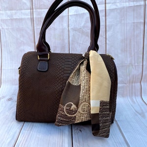 Combinación de cartera y cartera con estampado de serpiente marrón