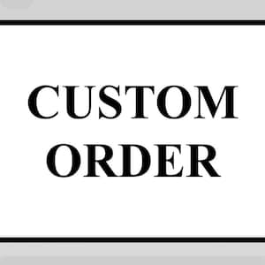 Può includere: Uno sfondo bianco con le parole "CUSTOM ORDER" in grassetto, lettere maiuscole nere. Il testo è centrato all'interno di un bordo nero.