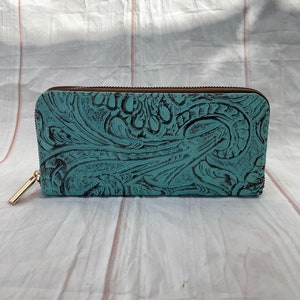 Cartera de piel labrada color turquesa