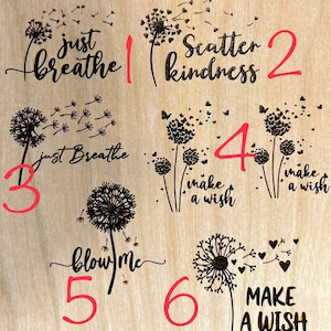K&ouml;nnte beinhalten: Sechs Holzplaketten mit L&ouml;wenzahnmustern und inspirierenden Spr&uuml;chen. Die Plaketten sind von 1 bis 6 nummeriert. Die Spr&uuml;che lauten: "Atme einfach", "Verstreue Freundlichkeit", "Atme einfach", "W&uuml;nsche dir etwas", "Puste mich an" und "W&uuml;nsche dir etwas".