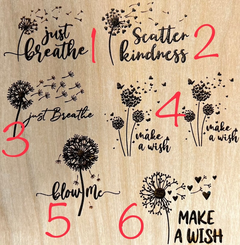 K&ouml;nnte beinhalten: Sechs Holzplaketten mit L&ouml;wenzahnmustern und inspirierenden Spr&uuml;chen. Die Plaketten sind von 1 bis 6 nummeriert. Die Spr&uuml;che lauten: "Atme einfach", "Verstreue Freundlichkeit", "Atme einfach", "W&uuml;nsche dir etwas", "Puste mich an" und "W&uuml;nsche dir etwas".