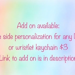 K&ouml;nnte beinhalten: Text auf einem rosa-blauen Farbverlaufshintergrund, der lautet: "Add on available: Double side personalization for any lanyard or wristlet keychain $3 Link to add on is in description"