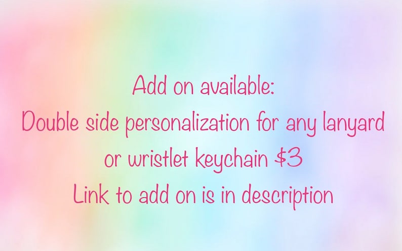K&ouml;nnte beinhalten: Text auf einem rosa-blauen Farbverlaufshintergrund, der lautet: "Add on available: Double side personalization for any lanyard or wristlet keychain $3 Link to add on is in description"