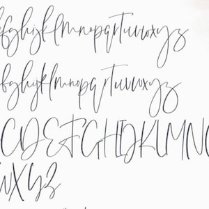 K&ouml;nnte beinhalten: Eine handgeschriebene Alphabetschrift in schwarzer Tinte auf wei&szlig;em Hintergrund. Die Schriftart ist ein kursives Skript mit Gro&szlig;- und Kleinbuchstaben.