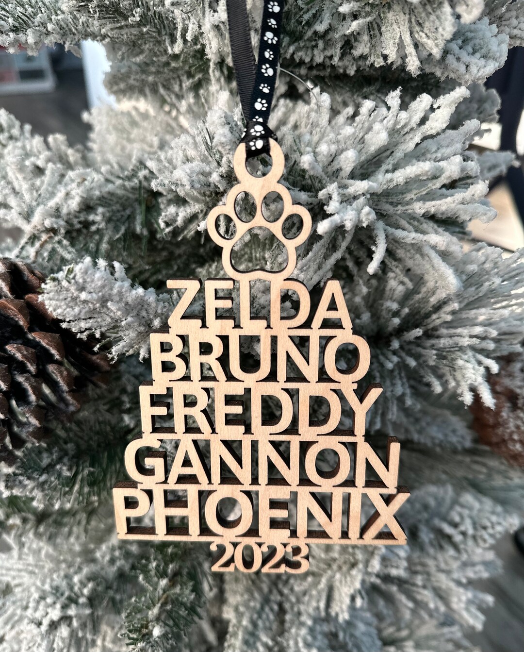 christmas-tree-family-name-ornament-gifts-for-mom-christmas-tree