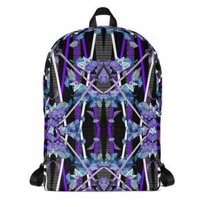 Könnte beinhalten: Ein schwarzer Rucksack mit einem lila und blauen Blumenmuster und silbernen Schwertern. Das Muster ist symmetrisch und hat ein geometrisches Design.
