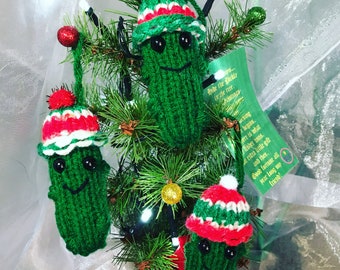 Gestrickter Weihnachtsgurken-Anhänger – Handgefertigte Weihnachtstradition
