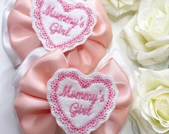 Lazos para coletas: Pinzas color melocotón y blanco con el diseño "La niña de mamá".