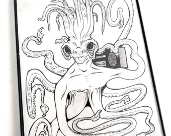 以下が含まれることがあります： ブームボックスを持つタコのような生き物の白黒フレーム入りイラスト。このアートワークは、生き物の触手と体が際立って表示され、詳細な線画が特徴です。ブームボックスは生き物の肩にあります。