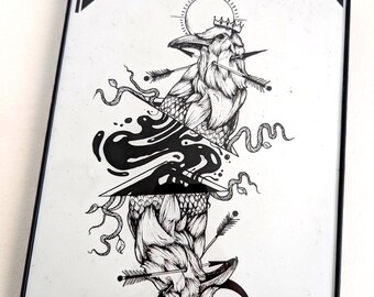 以下が含まれることがあります： 黒と白の額装されたアートワーク。矢、王冠、光輪を持つ鳥のような生き物を描いたイラスト。様式化されたヘビのような形も存在します。フレームは黒い角とシンプルなデザインです。