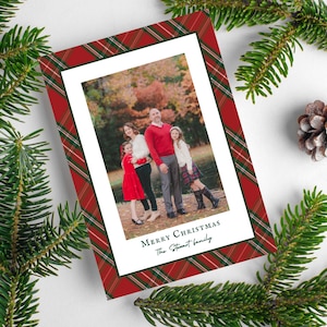 Plantilla de tarjeta fotográfica navideña a cuadros editable Tarjeta festiva imprimible de doble cara con collage de fotos Tarjeta navideña clásica con foto familiar personalizada