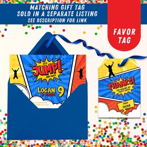 Pu&ograve; includere: Una busta blu con un invito colorato all'interno. L'invito presenta un design in stile fumetto con il testo "Let's Jump! And Party" e "Logan 9 is turning". &Egrave; mostrato anche un tag di favore abbinato con il testo "Thanks! For making my party super" e "From: Jacob".