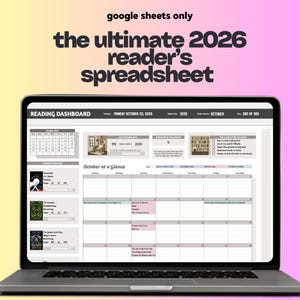 Può includere: Un laptop mostra un foglio di calcolo intitolato "the ultimate 2026 reader's spreadsheet". Lo schermo mostra una dashboard di lettura con un calendario, obiettivi di lettura e monitoraggio dei libri. Il testo "google sheets only" è in alto.