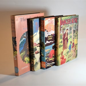 Puede incluir: Cinco libros de bolsillo vintage con portadas coloridas. Los libros se titulan "They Found a Cave", "The Name of the Game", "The Secret of the Loch", "The Ranger Rose" y "The Of The".