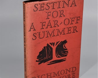 Pode incluir: Um livro vermelho com o título "Sestina for a Far-Off Summer" de Richmond Lattimore. A capa do livro apresenta uma ilustração em preto e branco de uma árvore.