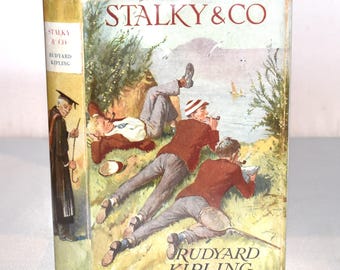 Libro infantil clásico. "Stalky y compañía" (1960) de Rudyard Kipling. Macmillan. Tapa dura. Sobrecubierta.