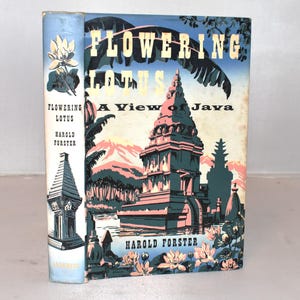 Peut inclure: Un livre vintage intitulé "Flowering Lotus: A View of Java" par Harold Forster. La couverture présente une illustration colorée d'un temple et de fleurs de lotus, avec un dos bleu et blanc. Le livre est un guide de voyage.
