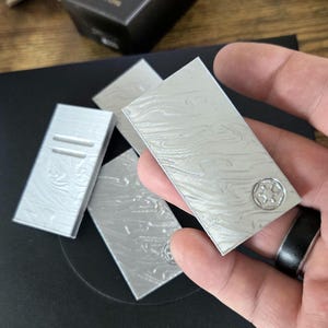 スターウォーズにインスパイアされた Sabacc Beskar 4 個の「ミニ」バーと収納用クレートが 1 つの注文につき付属!! 画像 1