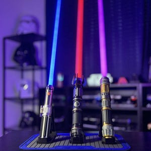 ライトセーバー 専用スタンド レガシーライトセイバー用 Amazon.co.jp: Galaxy's Edge スターウォーズ カイロ・レン
