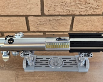 ¡El diseño de estilo universal del soporte para sables de luz se adapta tanto a Legacy, Savi's Workshop como a casi todos los sables de luz personalizados!