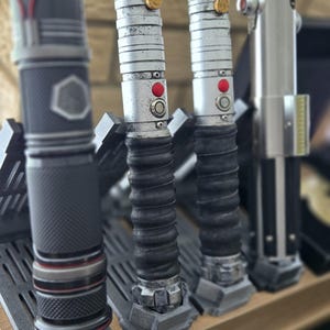 Verwitterter 3D Lichtschwert Ständer: Universelles Vertikales Display, von Star Wars inspiriert Bild 1