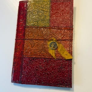 Diario foderato fatto a mano con copertina patchwork in rilievo / Sacchetto di carta marrone riciclata / Ciondolo albero della vita / Regalo ecologico