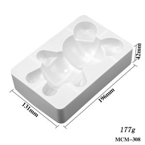 Może przedstawiać: Biała silikonowa forma w kształcie misia. Prostokątna forma ma wymiary 19,6 cm x 13,1 cm x 4,2 cm i waży 177 g. Kod produktu: MCM-308.