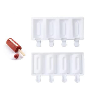 Może przedstawiać: Biała silikonowa forma do lodów na patyku z czterema indywidualnymi formami i patyczkami. Forma jest pokazana dwa razy, raz z górną częścią, a raz z dolną. Czerwony lód na patyku z białym wirem jest pokazany na białym tle.