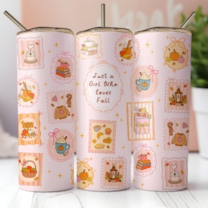 Puede incluir: Un vaso rosa con pajita, decorado con ilustraciones de temática otoñal enmarcadas. El diseño incluye calabazas, tazas de café, libros y el texto "Just a Girl Who Loves Fall."